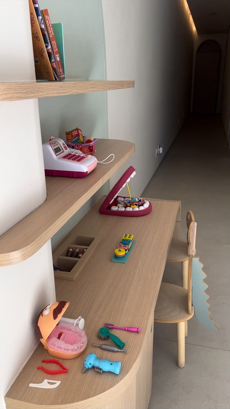 Brinquedos e livros dispostos na bancada infantil